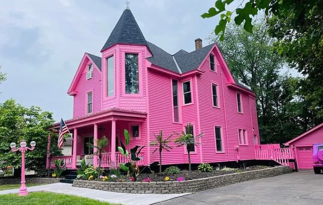 Holidaze featured Home: pink house  - Lorem ipsum dolor sit amet, consectetur adipiscing elit, sed do eiusmod tempor incididunt ut labore et dolore magna aliqua. Ut enim ad minim veniam, quis nostrud exercitation ullamco laboris nisi ut aliquip ex ea commodo consequat.